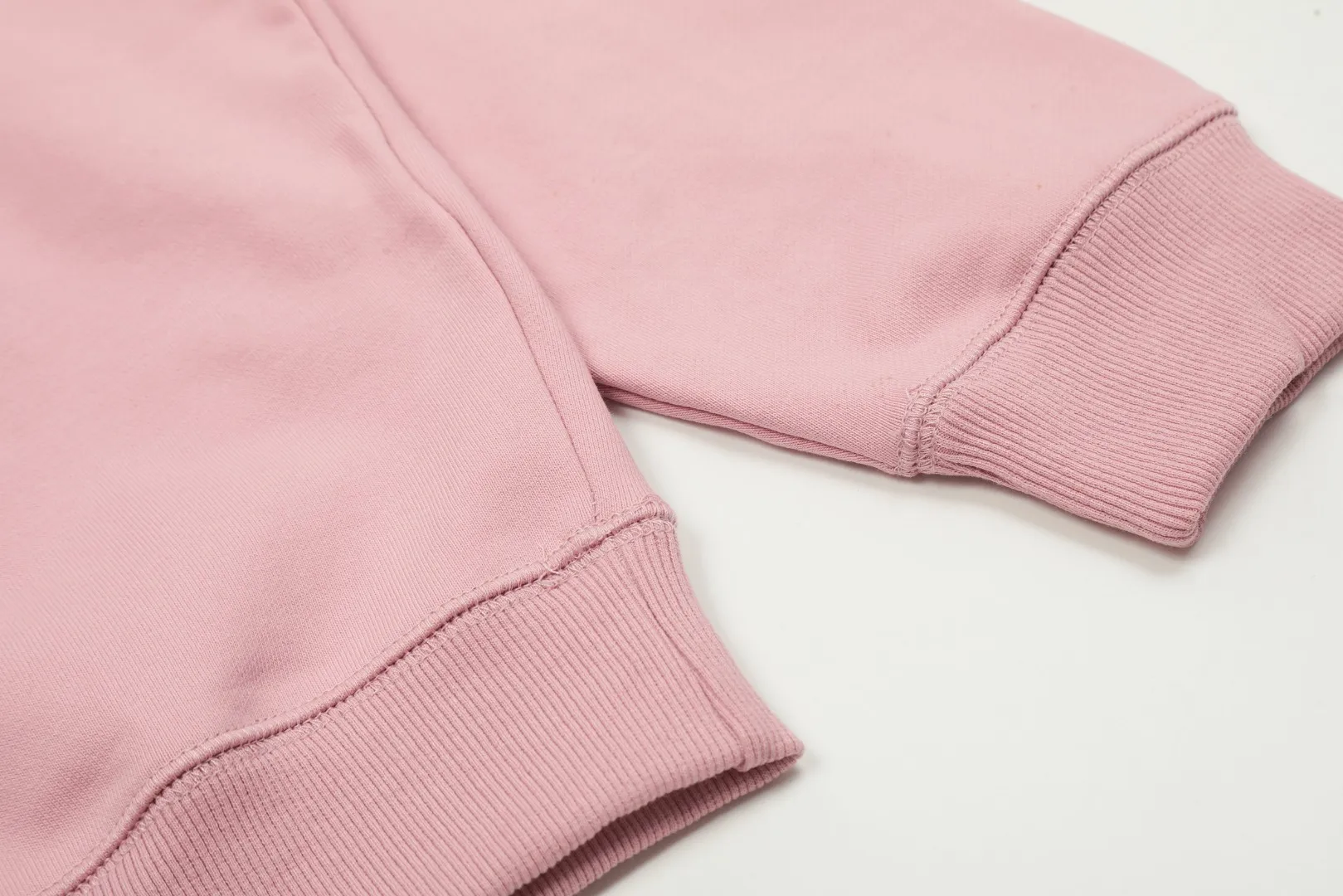 VIVI70# "Exclusive hot style" vivienne west wood West Queen Vivienne Saturn classic winning round neck sweatshirt 2024 top hot style No need to say more, directly open the details YB mold opening Correct overlock neckline details ⚠️The authentic product is the overlock threaded collar without a collar strip. Our family only makes the right version. We are careful to make sure that the first release of the Queen Mother on the whole network is correct. The full range of correct accessories and every detail is completely restored. Straight up to full Size: XS-L